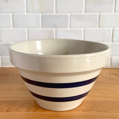 Vintage Williamsburg blue stripe salt glazed stoneware mixing bowl. Crafted by Robinson Ransbottom, USA, 2000 - 2001. A beautiful piece to give a nostalgic vibe to any kitchen!

In excellent like-new condition, no chips/cracks/repairs. Maker's mark.

Measures 8 x 4 7/8 inches