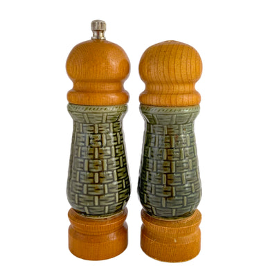 A great retro teak wood and green glazed basketweave patterned ceramic salt shaker and pepper grinder set. Crafted in Japan, circa 1970s. A great addition to your tableware collection!  In excellent used vintage condition.  Measures approximately 1 3/4 x 5 3/4 inches.
