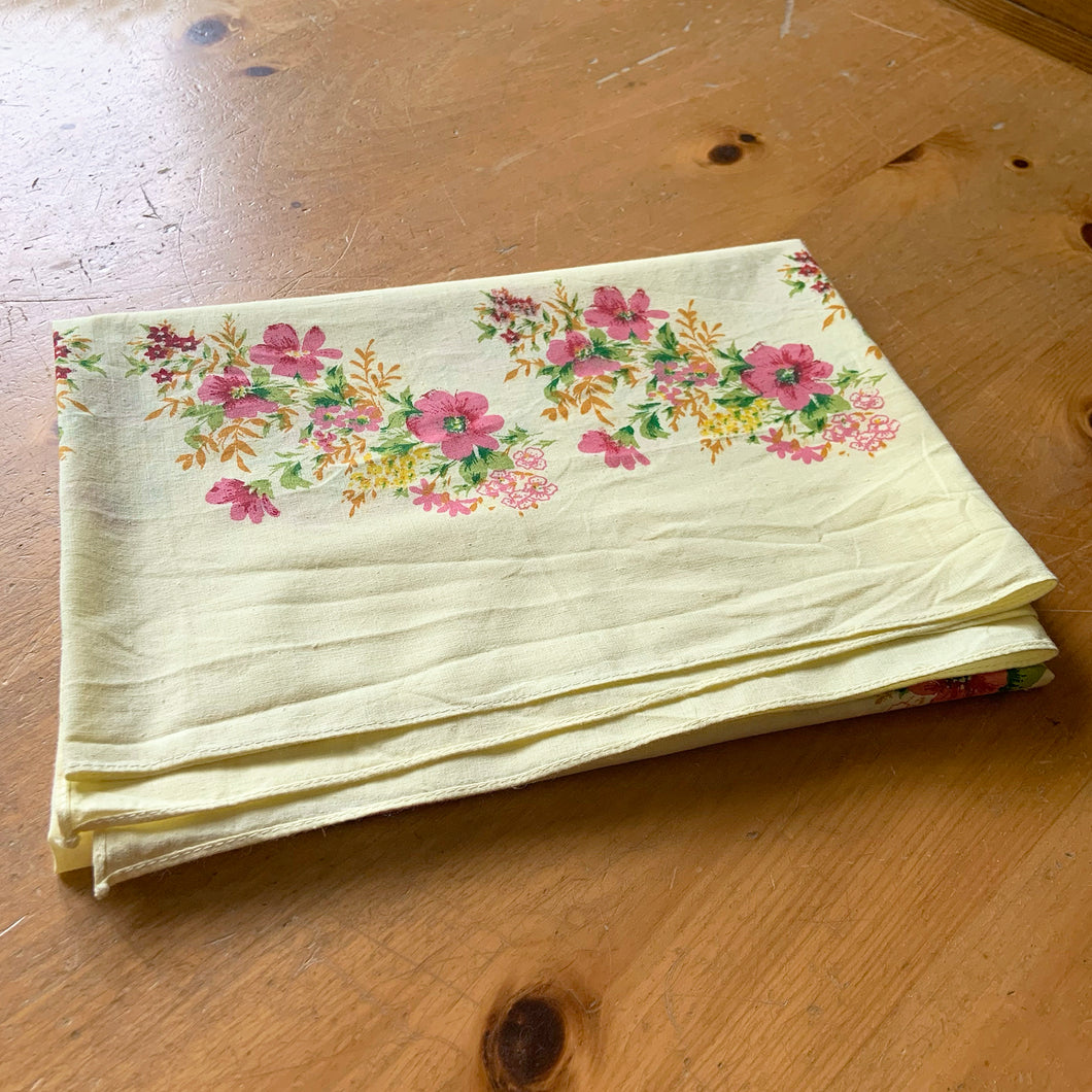 Add some vintage charm to your tablescape with this yellow cotton rectangular tablecloth featuring sprays of flowers in shades of pink, yellow, orange and green. Perfect for adding a hint of nostalgia to any gathering!  In excellent condition, free from stains/tears.  Measures 53 x 41 inches