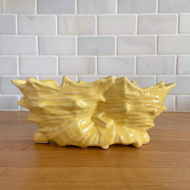 Vintage mid-century gloss yellow double cornucopia planter. Crafted by McCoy Pottery, USA, 1950s. This special piece is must for any art pottery collector or indoor gardening enthusiast!

In excellent condition, no chips/cracks/repairs. Unmarked.

Measures 8 1/2 x 3 x 4 inches