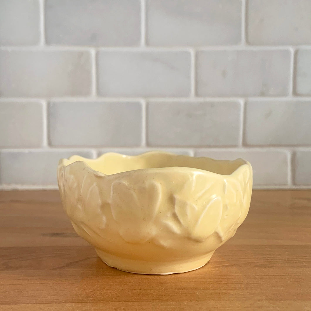 Vintage Art Deco matte yellow glazed Butterfly Line console bowl. Crafted by Nelson McCoy Pottery, early 1940s. This rare piece is must for any McCoy art pottery collector!

In excellent vintage condition, no chips/cracks/repairs. Maker's mark.

Measures 5 1/8 x 3 7/8 x 2 inches