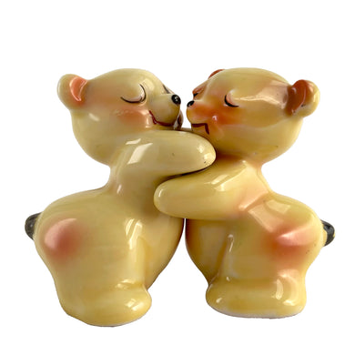 Vintage hand painted yellow Snuggle Hugs hugging bears salt and pepper shakers. Designed by Ruth Van Tellinger, USA, 1940s. Add these adorable kitschy shakers to your collection!

In excellent condition, no chips/cracks/repairs. Impressed maker's mark on the bottom.

Measures 2 3/8 x 2 3/4 x 3 3/8 inches