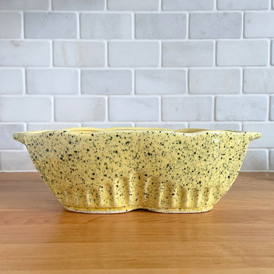 Vintage glossy yellow speckle glazed oval ceramic planter. Crafted by Robinson Ransbottom Pottery Co., USA, 1960s. A unique piece to add to your art pottery collection!

In excellent condition, no chips/cracks/repairs. Maker's marks.

Measures 11 1/4 x 5 1/2 x 3 1/2 inches