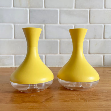 A unique pair of vintage retro mod style Magic salt and pepper shakers. Crafted by Geni Canada, circa 1970s. As the leaflet states, 