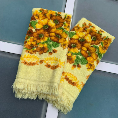 Pair of vibrant vintage yellow 100% cotton terry cloth hand towels featuring a floral pattern in yellow, ochre, brown and green finished with fringed edges. Crafted by Wabasso, Canada, circa 1970s. Deck out your home or cottage bath with the fabulous towels!  In excellent, like-new condition, free from tears/stains.  Measures 14 1/2 x 23 1/2 inches cottagecore retro