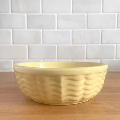 Vintage glossy yellow ceramic bowl with an exterior pattern of horizontal waves. Crafted by Robinson Ransbottom Pottery Co., USA, 1960s. A beautiful piece to add to your art pottery collection!

In excellent condition, no chips/cracks/repairs. Maker's marks, number 308.

Measures 5 5/8 x 1 7/8 inches