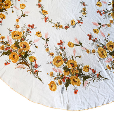 Vintage natural linen round tablecloth featuring poppy florals and orange wheat sheafs in shades of yellow, ochre, orange and green with a yellow overstitched edge. A lovely cloth to accent your decor!

In excellent condition, no stains or tears.

Measures 62 inch diameter