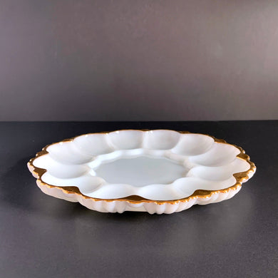 vintage milk glass serving platter features a scalloped rim finished in gold gilt,accommodates 12 deviled eggs, with an open middle that’s perfect for a small bowl or salt/pepper shakers. This lovely platter would also be perfect for serving oysters on the half shell with your fave sauce in a small bowl in the middle....just set it on top of a tray or bowl of ice. Excellent condition, free from chips/cracks. Crafted by Anchor Hocking, USA, circa 1950s. Measures 10 x 1 1/4 inches