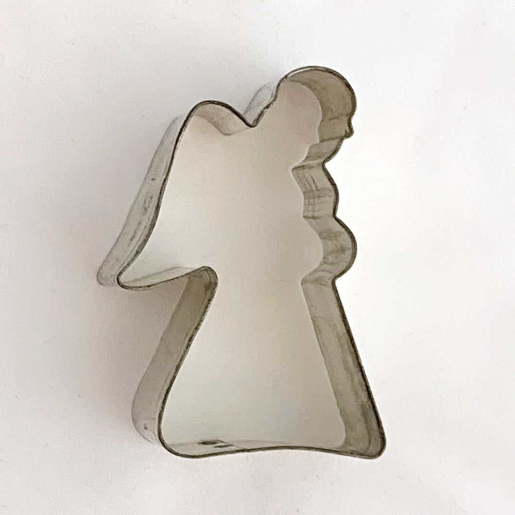 We love sharing vintage Christmas goods that bring back fond baking memories. This cutter is in the shape of an angel. The cutter has a crisp edge to make cutting out cookies quick! Perfect for making sugar or shortbread cookies!  In excellent condition, free from rust.