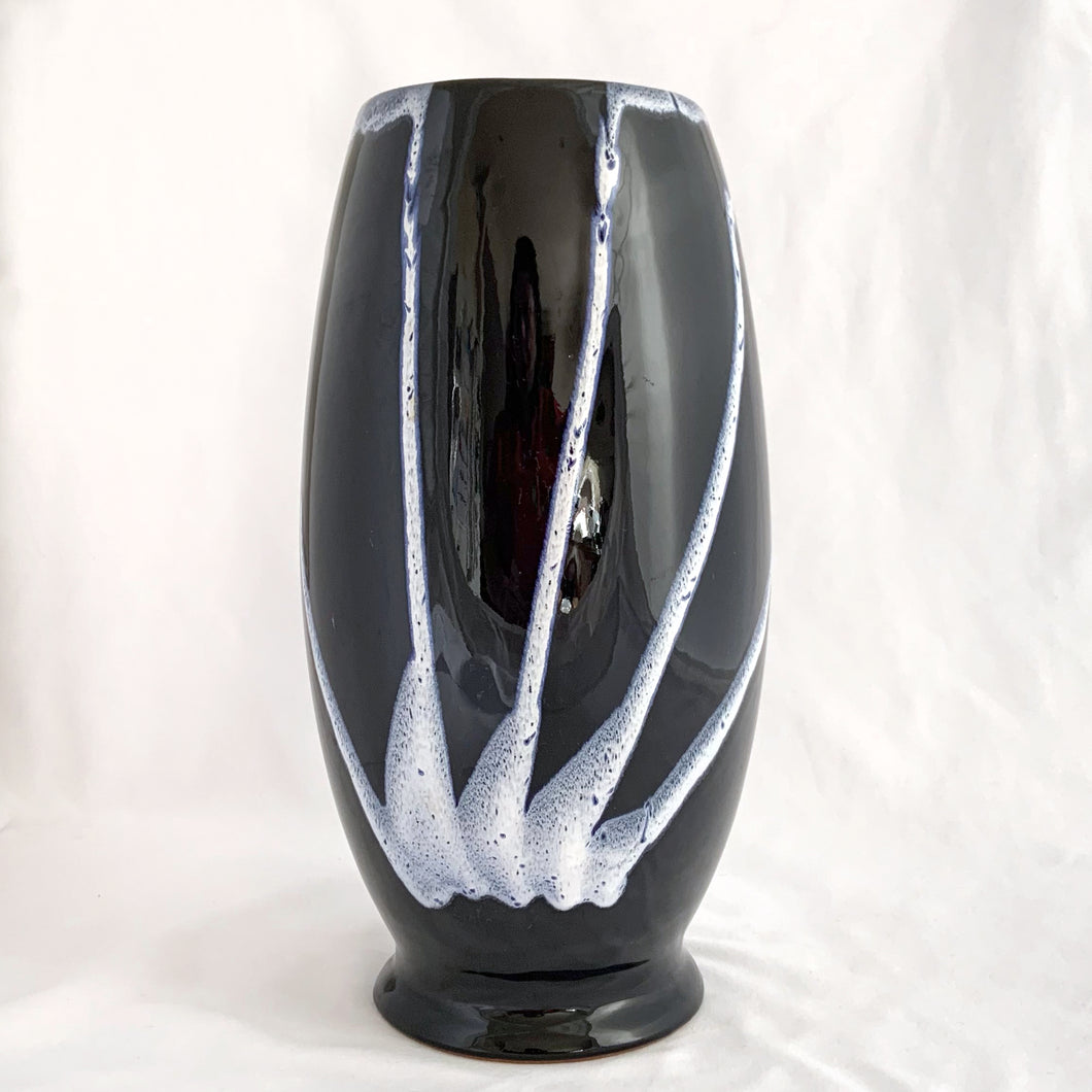 A fabulous retro Granite glazed redware art pottery flower vase. Produced by Blue Mountain Pottery, Canada, circa 1970.  In excellent condition, no chips or cracks.  Measures 5 x 10 inches