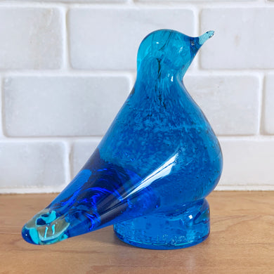 Delightful hand blown two-toned blue art glass bird paperweight with controlled bubbles. Produced by Altaglass of Medicine Hat Canada, 1979.  In excellent condition, free from chips/cracks/damage. Maker's marks on the bottom.  Measures 2 1/4 x 4 5/8 x 4 inches
