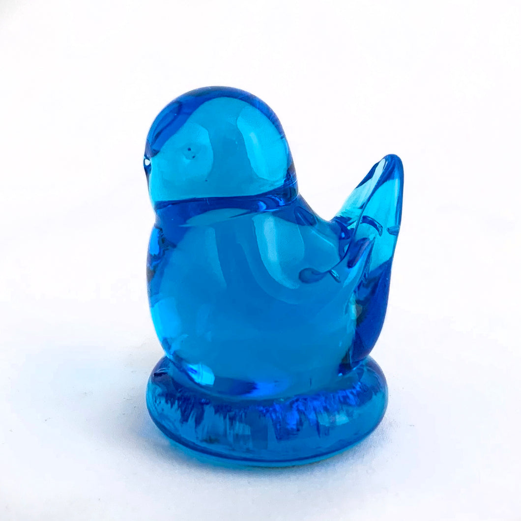 This lovely hand blown art glass bluebird was created by artisan Leo Ward in 1998. Mr. Ward was the creator of Arkansas' Bluebird of Happiness and owner of Terra Studios in Arkansas. He passed away at 89 years young in 2017. This piece is in excellent condition, free from chips or cracks.  Measures 1-3/4