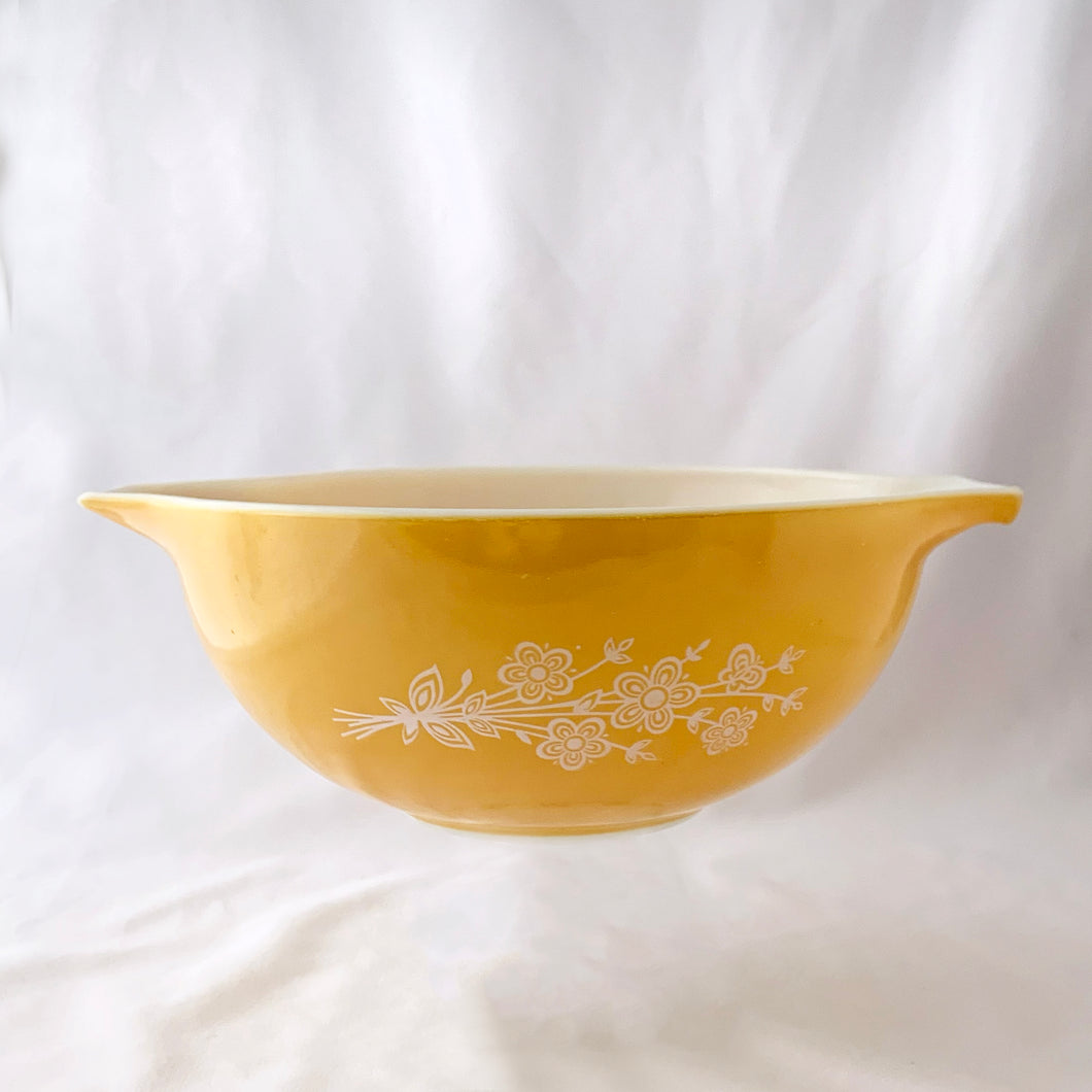 Vintage Butterfly Gold 2 Cinderella mixing bowls feature an asymmetrical flower and butterfly design in white on golden-orange or golden yellow ground. Designed by Gregory Mirow and produced by PYREX between 1979-1981. In excellent condition, shiny, free from chips/cracks. Size 443: 2 1/2 quart, measures 10 3/4 x 3 7/8 inches (golden yellow bowl)