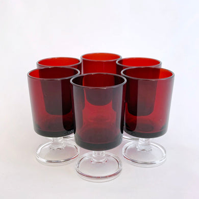 Set of 6 vintage Cavalier liqueur or shot glasses in a luscious deep ruby red with clear footed crystal stems. Made by Cristal D'Arques-Durand, France, 1970s. A great addition to your barware collection!

In excellent condition, no chips. Marked France on the bottom.

Measures 1 1/8 x 2 7/8 inches

Capacity 1 ounce