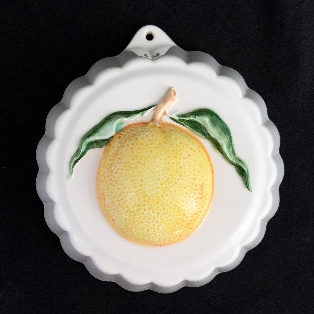 Vintage ceramic kitchen hanging round mold with an orange, circa 1970. Made by Crowning Touch, Japan.  In excellent condition, no chips or cracks.  Measures 5-1/2