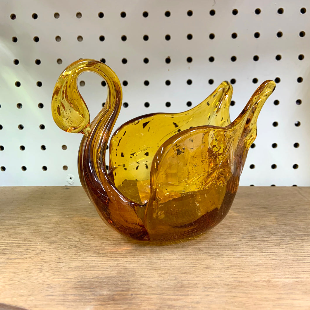 A lovely hand blown art glass amber swan dish Produced by Chalet Glass, Canada, circa 1970s. Perfect for candies or simply to add a touch of colour to your home decor.  In excellent condition, no chips or cracks.