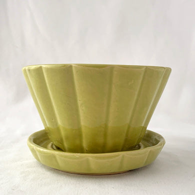 Cute vintage ceramic planter pot in yellowy green with scalloped rib design and attached saucer. Shape 463. Produced by Shawnee Pottery, USA, circa 1940s.  In excellent condition, free from chips/cracks/repairs.  Measures 4 1/2 x 2 7/8