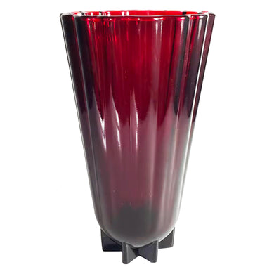 This vintage Classic Royal Ruby glass flower vase brings all the drama! Crafted by Anchor Hocking, USA, 1937 - 1960. These vase will certainly make a statement alone or filled with a beautiful floral display!

In excellent condition, no chips.

Measures 5 1/2 x 10 inches