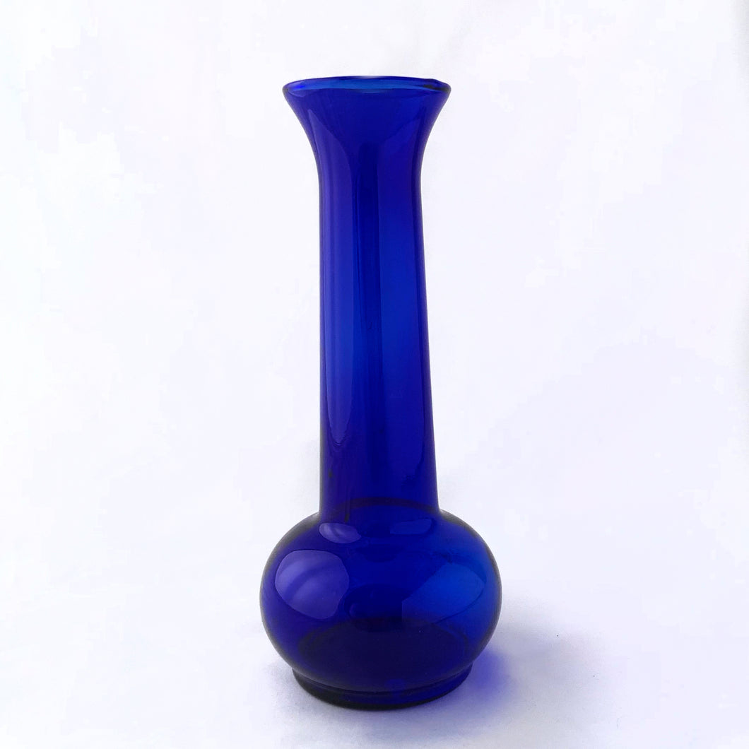 A beautiful hand blown cobalt blue bulb-shaped bud vase, ideal for single stems or a small bouquet. Made in the USA, circa 1970s.  In excellent condition, no chips or cracks.  Measures 3 x 7 1/2 inches