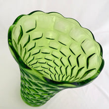 Load image into Gallery viewer, A vintage luminous emerald green glass flower vase in the &quot;Colonial Yorktown&quot; pattern with scalloped edge. Produced by the made by the Federal Glass Co., circa 1960.  In excellent condition, no chips or cracks.  Size: 6-1/8&quot; x 8-1/4&quot;
