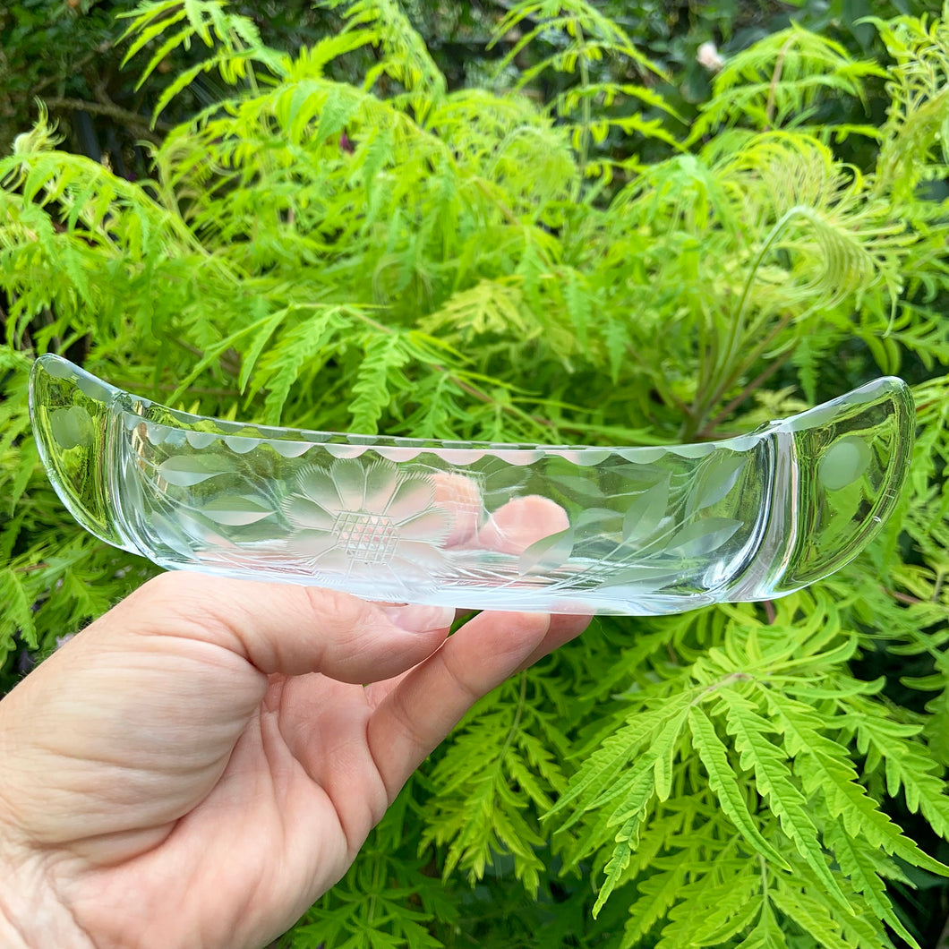 Elegant vintage clear cut glass candy bonbon boat or canoe. Cut in Dream Flower pattern along with decorative beaded edge and a stunning deep cut starburst in the base. Unidentified blank. Circa 1920/30.  In used vintage condition, a few minor flea bites at the rim. The cutting is superb!  Measures 8 5/8 x 3 x 2 inches