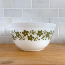 Load image into Gallery viewer, Vintage White Milk Glass Avocado Green Crazy Daisy 402 1-1/2 One and a Half Quart Litre Mixing Bowl Pyrex Milk collectible collectors kitchen kitchenware housewares mixing baking cooking serving Tableware Glassware Home Decor Boho Bohemian Shabby Chic Cottage Farmhouse Victorian Mid-Century Modern Industrial Retro Flea Market Style Unique Sustainable Gift Antique Prop GTA Eds Mercantile Hamilton Freelton Toronto Canada shop store community seller reseller vendor
