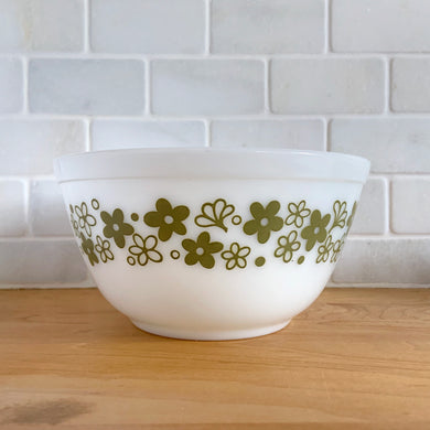 Vintage White Milk Glass Avocado Green Crazy Daisy 402 1-1/2 One and a Half Quart Litre Mixing Bowl Pyrex Milk collectible collectors kitchen kitchenware housewares mixing baking cooking serving Tableware Glassware Home Decor Boho Bohemian Shabby Chic Cottage Farmhouse Victorian Mid-Century Modern Industrial Retro Flea Market Style Unique Sustainable Gift Antique Prop GTA Eds Mercantile Hamilton Freelton Toronto Canada shop store community seller reseller vendor