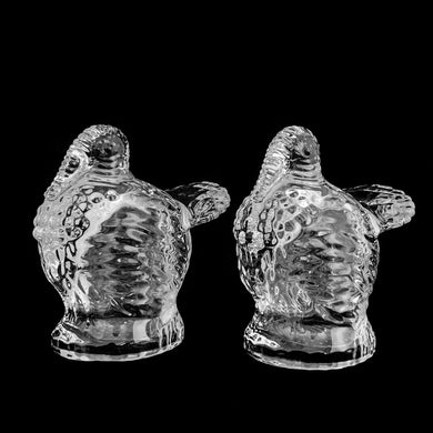 Pair of vintage Shannon Crystal 24% lead crystal figural turkey salt and pepper shakers. Designed by Godinger Silver Art, made in Czechoslovakia.

The crystal is in excellent condition and the plastic stoppers are slightly discoloured.

Measures 2 x 3 3/4 x 4 inches