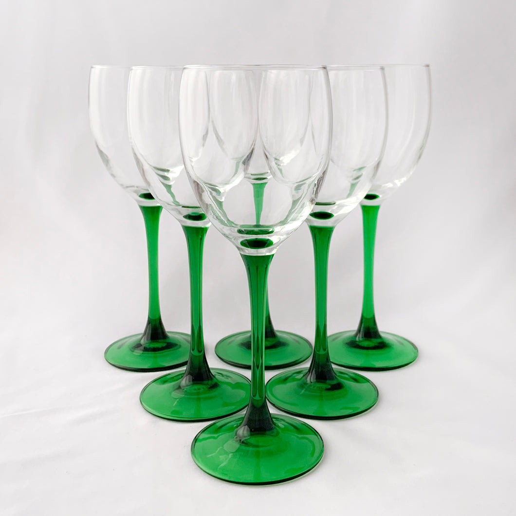 Elegant vintage mod Luminarc emerald green stem/foot with clear blown glass bowl wine goblets, set of six. Produced in France by Cristal d'Arques between 1996 - 2008. We are loving the vibrancy of the stems that will add the perfect pop of colour to any tablescape. Cheers!  In excellent condition free from chips/cracks. Unmarked.  Each glass measures 2 3/4 x 7 5/8 inches