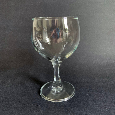 Set of six vintage clear wine glasses, featuring a faceted stem. Very elegant!

In excellent no chips. Unmarked.

Each glass measures 3 x 4 7/8 inches

Capacity 6 ounces