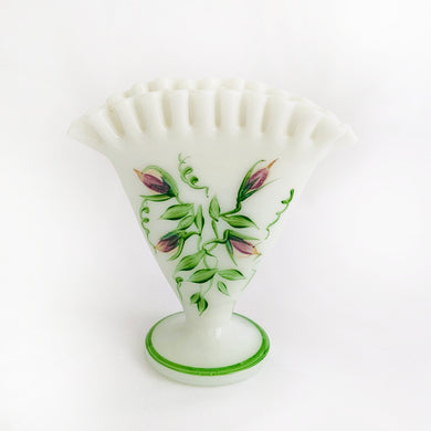 Gorgeous vintage milk glass fan-shaped vase, hand painted with violets in purple and green with crimped edge. Crafted by Fenton Art Glass, 1960s. A lovely way to display your flowers.

In excellent condition, no chips. Unmarked.

Measure 5 3/4 x 2 3/4 x 6 inches