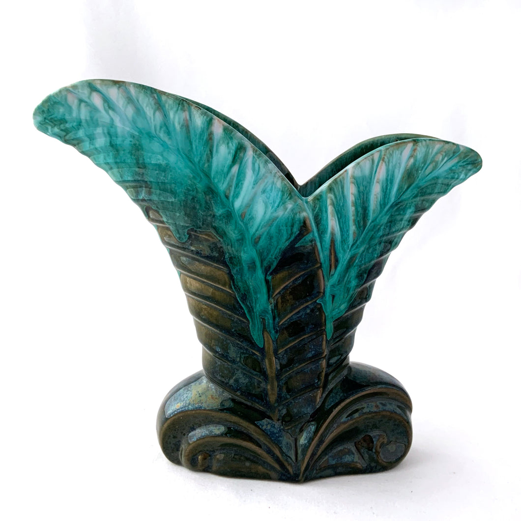 Vintage green drip glaze split leaf redware flower vase. Produced by Blue Mountain Pottery, Canada 1970s.  In excellent  condition, free from chips/cracks.  Measures 8 1/2 x 2 1/2 x 7 1/2 inches