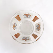 Load image into Gallery viewer, Super funky vintage chip and dip set colour blocked in white and gold with stylized Fleurs-de-lis design. Produced by Anchor Hocking, circa 1970s. Perfect for your next party, movie night, game night or get-together. There is no obvious wear on the glass of either bowl.   Excellent over condition, no chips or cracks.  Large bowl measures 9 1/2 inches x 4 inches | small bowl measures 5 x 2 1/4 inches
