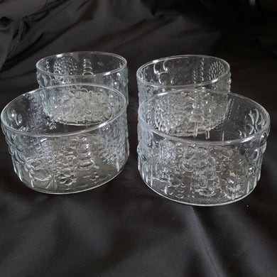 This is a wonderful set of salad or dessert bowls in the 