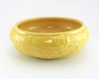 Add some golden sunshine to your decor with this gloriously yellow planter by Shawnee Pottery USA. The embossed ivy details in this planter are outstanding. Perfect for your favourite plants and succulents or repurpose as a catchall.   In good vintage condition, no cracks. Marked 