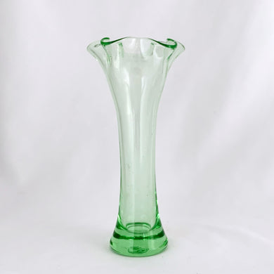 Pretty vintage hand blown green glass bud vase with a ruffled edge. Perfect for a bouquet of fresh posies! In excellent condition, free from chips or cracks. Measures 3 3/8 x 7 inches