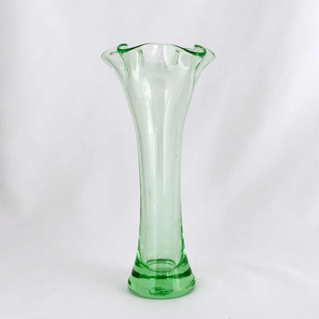 A pretty vintage hand blown green depression glass vase with a ruffled edge. Perfect for a bouquet of fresh posies!  In excellent condition, free from chips or cracks.  Measures 3-3/8