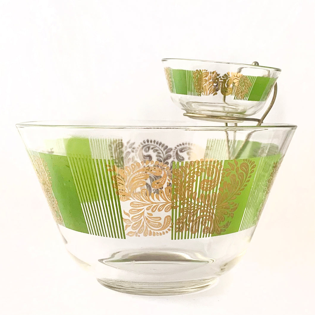 Fantastic vintage chip and dip set printed on the outside with green blocks with gold plumes. Perfect for your next party, movie night, game night or get-together. There is no obvious wear on the glass. The small bowl fits nicely in the brass coloured metal bracket which secures it onto the large bowl. Produced by the Culver Glass.  The glass is in excellent over condition, no chips or cracks. There is some paint fade on the larger bowl  Size: large bowl 10-1/2