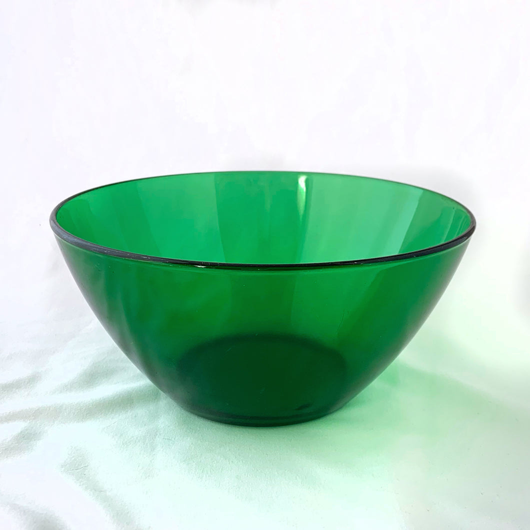 Vintage emerald green coloured glass serving bowl. Produced by Arcoroc France, circa 1970s.  In excellent condition, no chips or cracks, minor wear.  Measures 9 x 4 1/2 inches