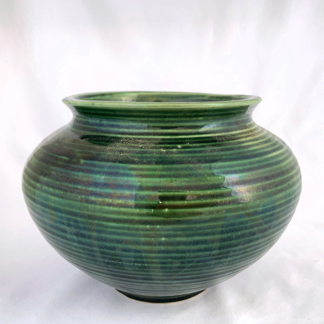 Fantastic onion bulb shaped vintage mid-century green glazed horizontally ribbed pottery planter. Produced by UPCO Pottery, USA, circa between 1937-1984. A wonderful planter to enhance your home's decor.  In excellent condition, no chips or cracks.  Measures approximately 7 x 5 1/2 inches