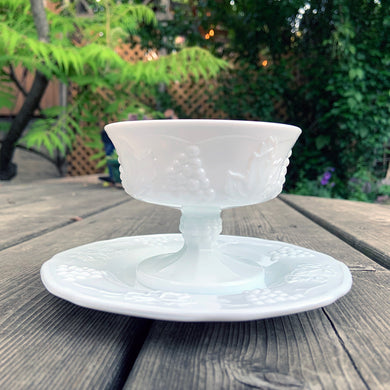 Set of 6 vintage Harvest grape vines white milk glass sherbet dishes or tall champagne glasses with underplate. Crafted by Indiana Glass, circa 1970s. Perfect for serving desserts or champagne!

In excellent condition, no chips.

Sherbet measures 4 x 3 1/8 inches, plate measures 6 1/4 inches