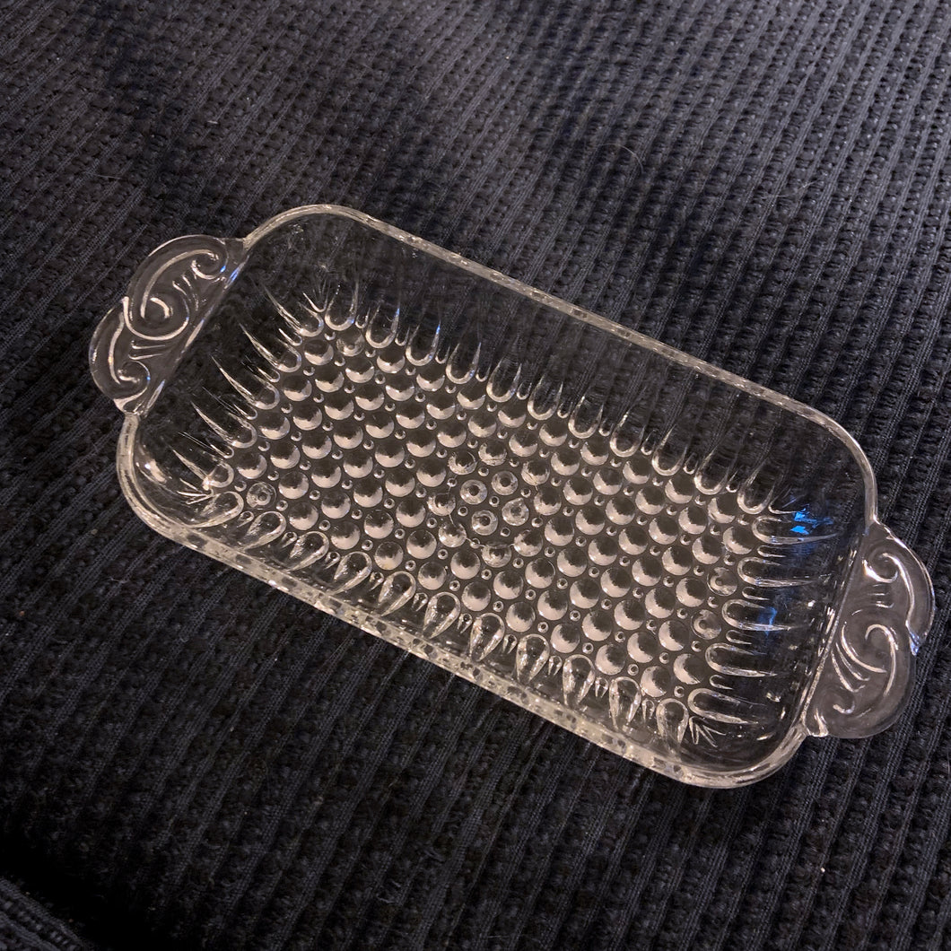 If you like bubbles, you'll love this sweet vintage relish tray. Perfect for serving pickle spears, olives or whatever you fancy. Or use it as a trinket dish.  Excellent condition, no chips or cracks.  Measures 6 x 4 x 1 1/4 inches