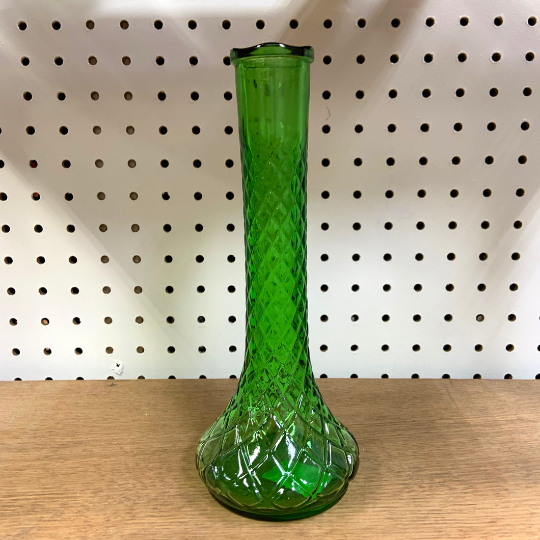 A lovely green bud vase with diamond pattern. Produced by the Hoosier Glass Company, USA, circa 1960s. Perfect for a small flower bouquet.  In excellent condition, no chips or cracks.  Measures 9 inches