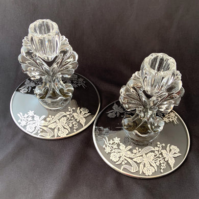 Pair of vintage Janice single lite candlesticks with a stunning silver overlay of daffodil flowers. New Martinsville Glass blanks, 1950s. Silver overlay, Silver City.

In excellent condition, no chips. The silver overlay is intact.

Measures 5 x 5 1/2 inches