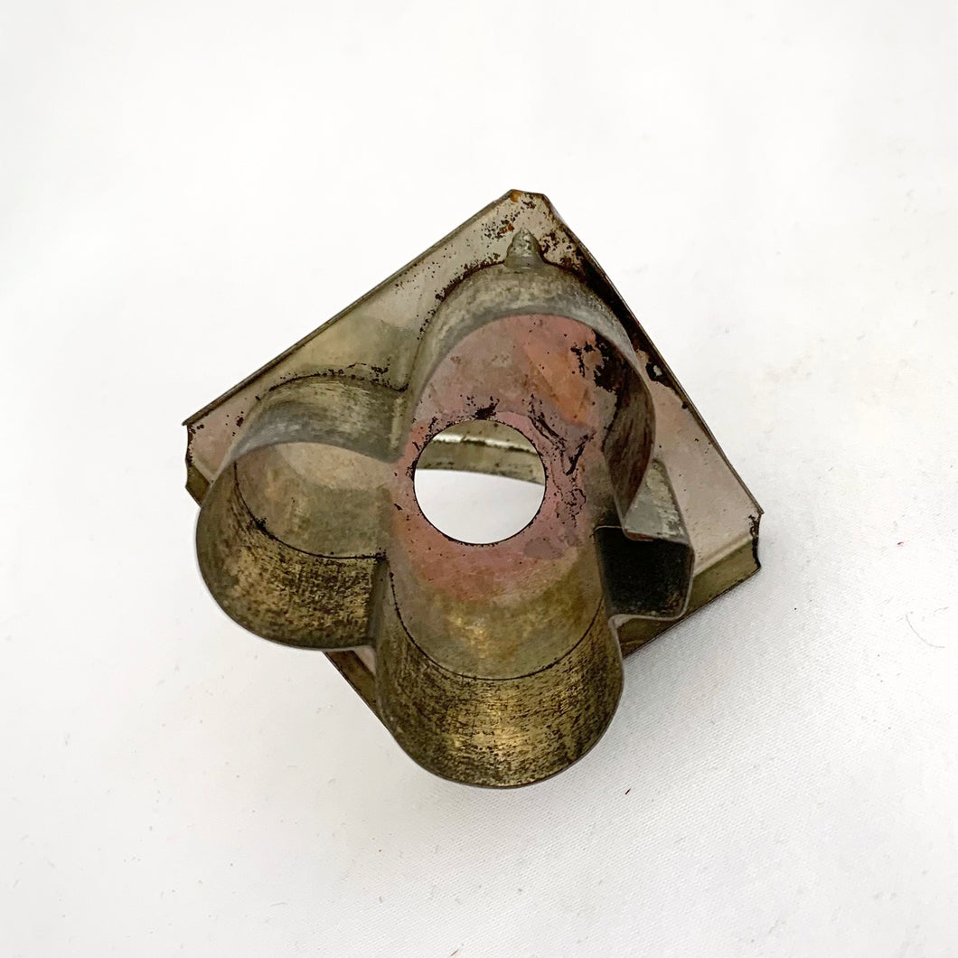 We love sharing vintage goods that bring back fond baking memories. This mini club-shaped metal cutter has an attached handle for ease of use and crisp edges to make cutting out cookies quick! Perfect for making sugar or shortbread cookies!  In excellent condition, free from rust.