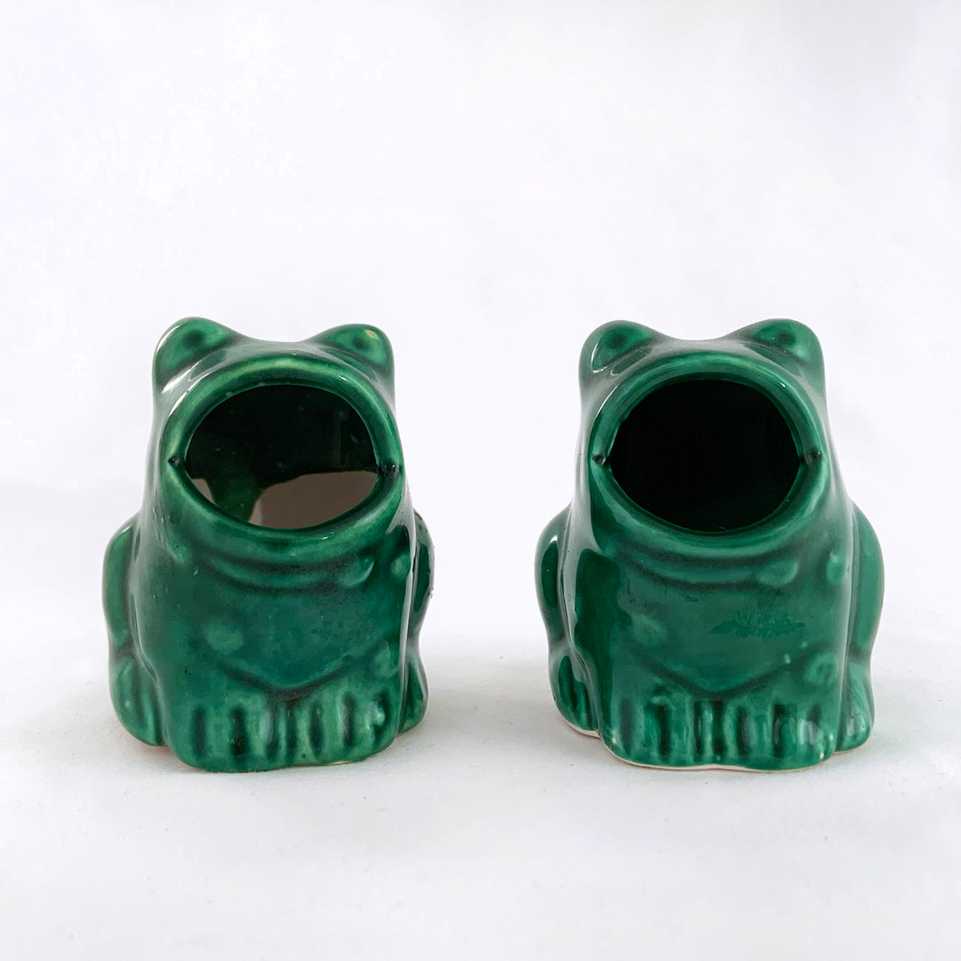 Adorable pair of vintage forest green open-mouthed ceramic frog figurines or planters. Made in Taiwan, circa 1970s. Great kitchen decor pieces...they are just so stinking cute!  In excellent  condition free from chips/cracks/repairs.  Measures 2-1/2
