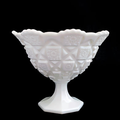Pretty vintage white milk glass Old Quilt footed round bowl. Crafted by Westmoreland Glass, USA, 1940 - 1984. An elegant way to present candies, or bath accessories.

In excellent condition, no chips.

Measures 7 3/16 x 5 5/8 inches