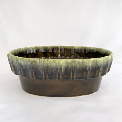 A great vintage oval shaped planter with scalloped sides details and a really nice green drip glaze. A great vessel for houseplants or use as a decorative object. Made my Hull, USA, shape I-21.  In excellent condition, no chips, cracks or crazing.   Measures 6 1/4 x 3 1/2 inches
