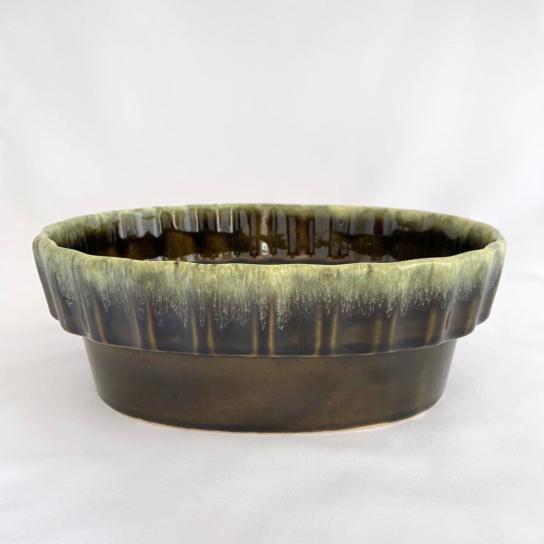A great vintage oval shaped planter with scalloped sides details and a really nice green drip glaze. A great vessel for houseplants or use as a decorative object. Made my Hull, USA, shape I-21.  In excellent condition, no chips, cracks or crazing.   Measures 6 1/4 x 3 1/2 inches