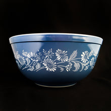 Load image into Gallery viewer, Vintage Pyrex milk glass mixing bowl in the &quot;Colonial Mist&quot; pattern, #403. The bowl is a deep country blue background with a whimsical white daisy pattern, oven/microwave safe and great for food storage. Produced by Corning, NY, USA. Produced between 1983 - 1986.   Bowl #403; 1.5 litres, 8-3/4&quot; x 4&quot;  In good vintage condition, free from chips, cracks, stains, wear with the exception of a few minor scratches. This one has not seen a dishwasher and looks practically brand new!
